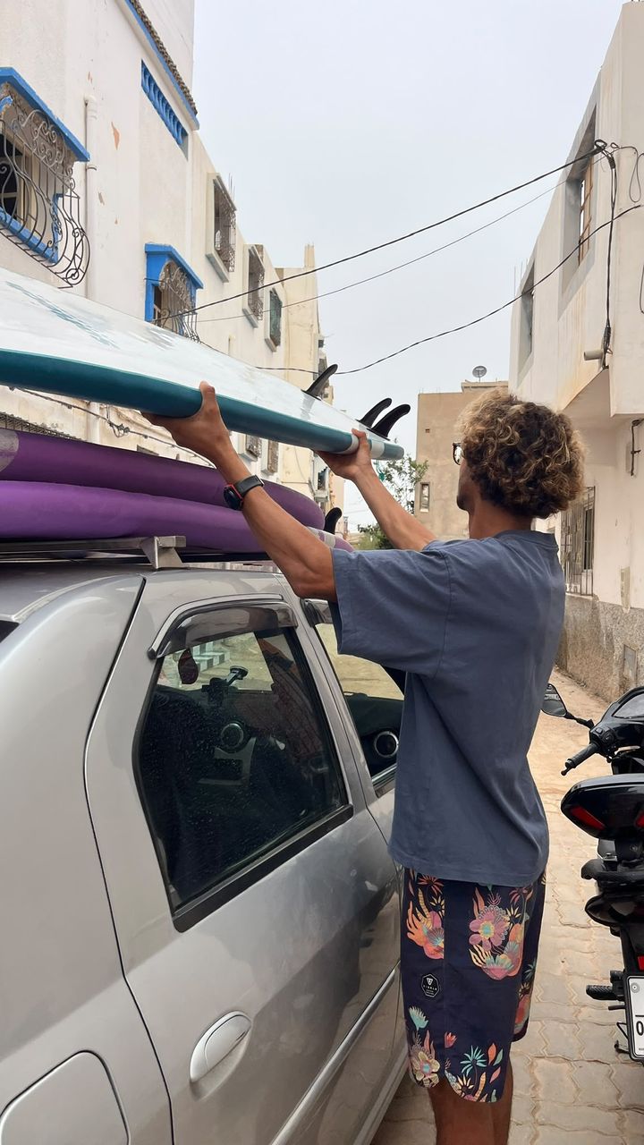 Loading surfboards on the car before the session