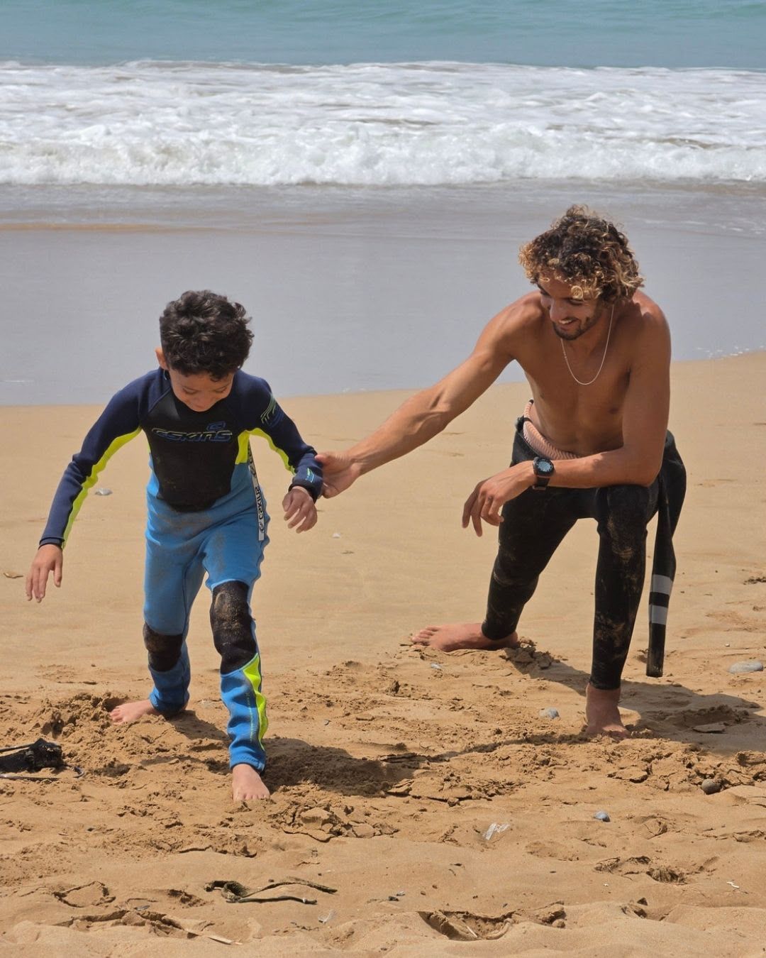 Kid learning to pop up on the beach